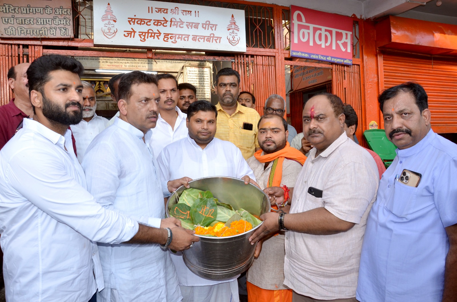 मंदिरों की पूजन सामग्री अब बनेगी अगरबत्ती और खाद, जबलपुर में हुई नई पहल 3 1754403536 WhatsApp Image 2025 08 05 at 7.04.01 PM
